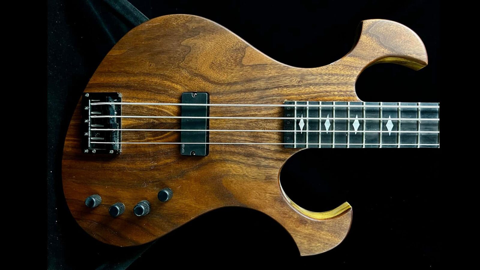 Roman Abstract Claw Bass 06036