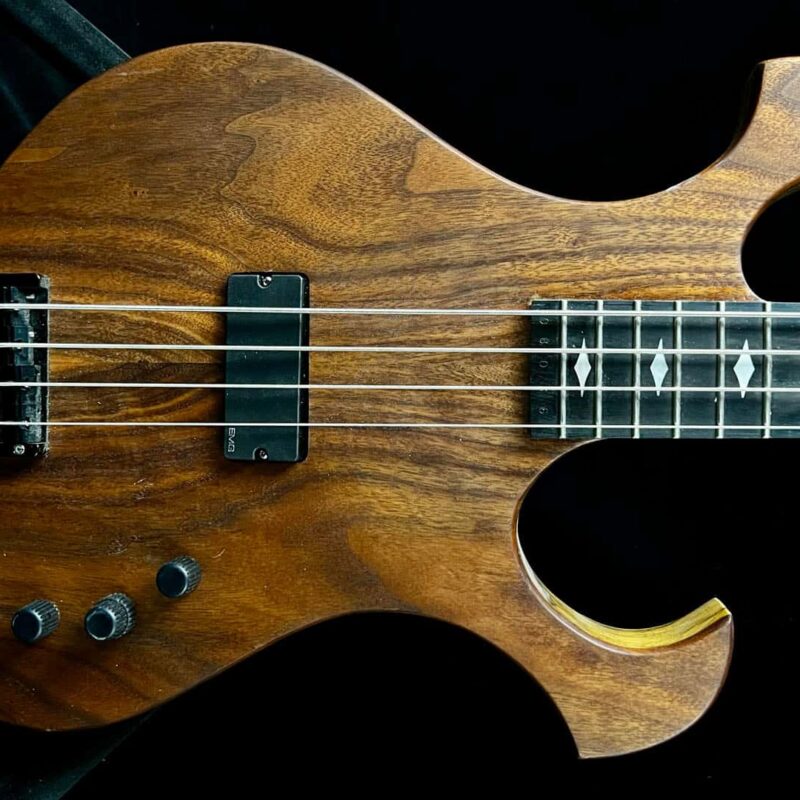 Roman Abstract Claw Bass 06036
